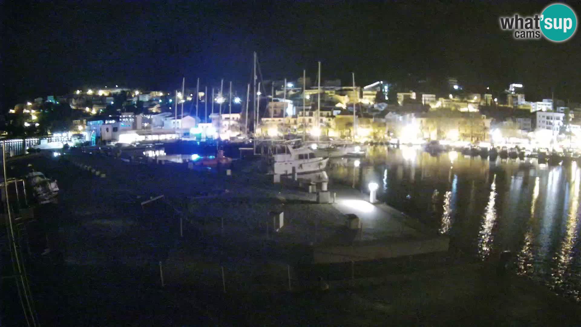 Vue du port de plaisance de la ville et la montagne Biokovo