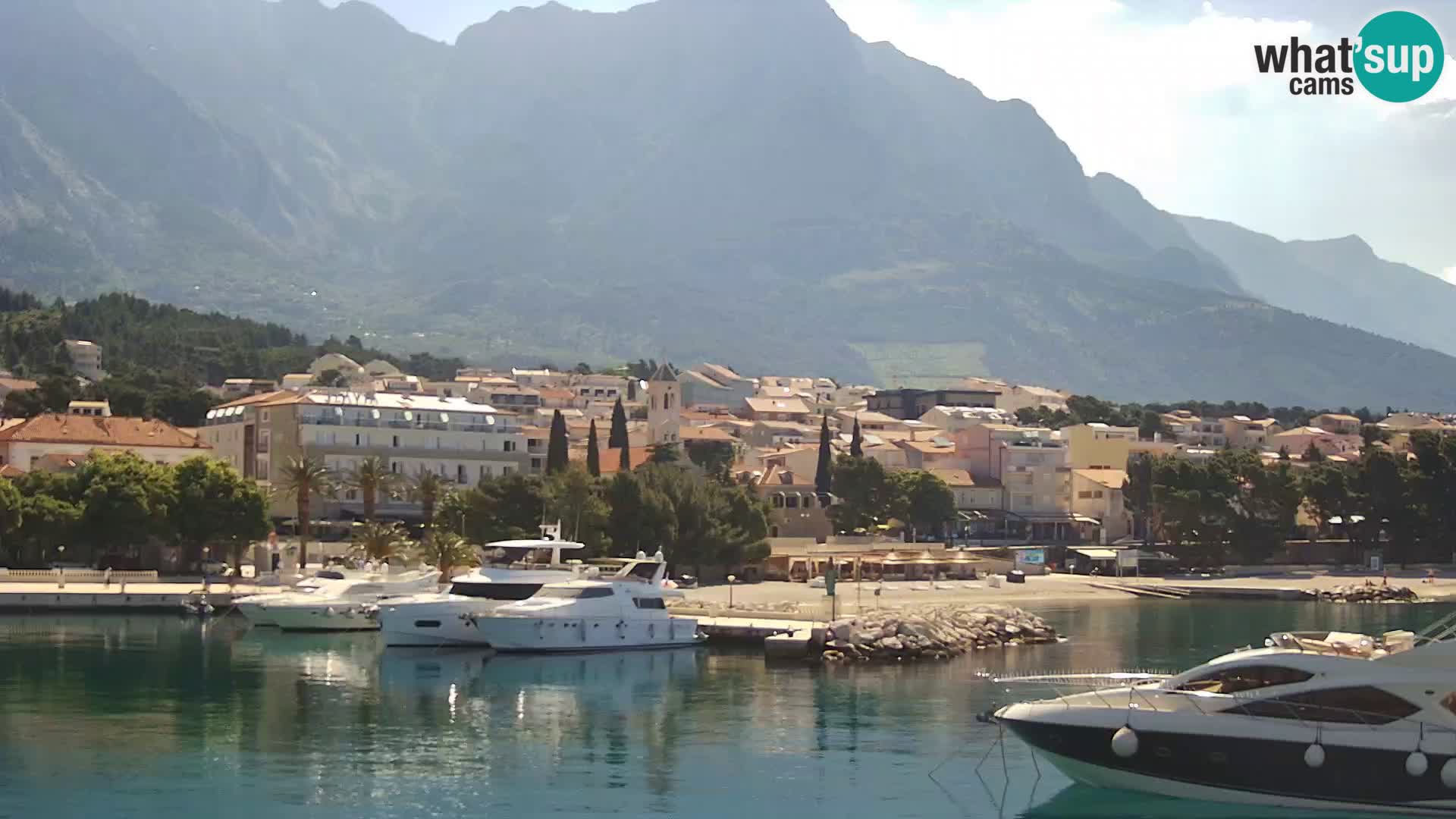 Webcam Basca Voda –  Vista desde el puerto deportivo de la ciudad y la montaña Biokovo
