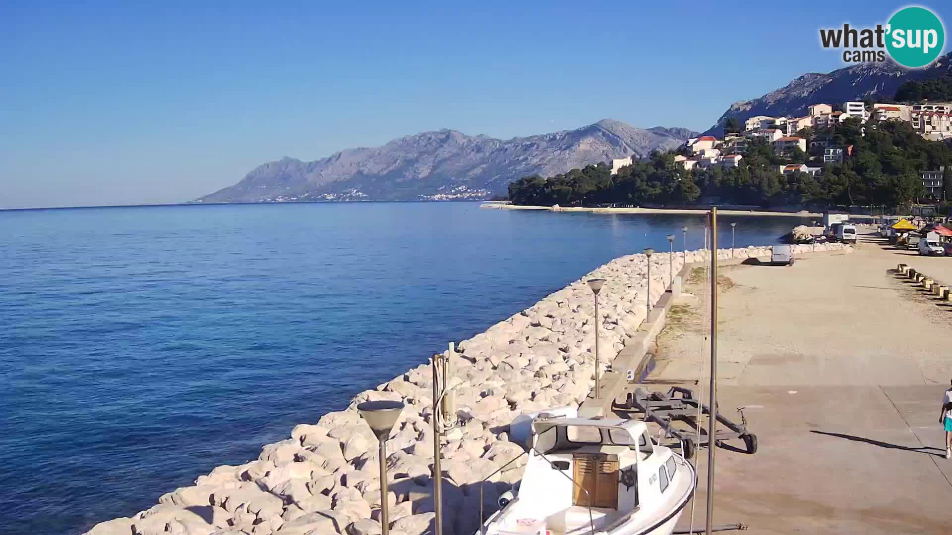Vue du port de plaisance de la ville et la montagne Biokovo