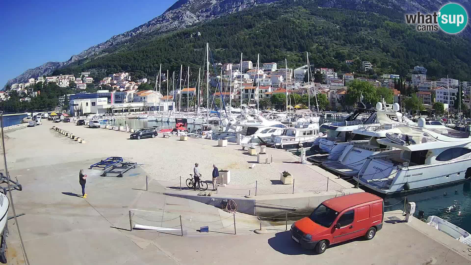 Webcam Basca Voda –  Vista desde el puerto deportivo de la ciudad y la montaña Biokovo