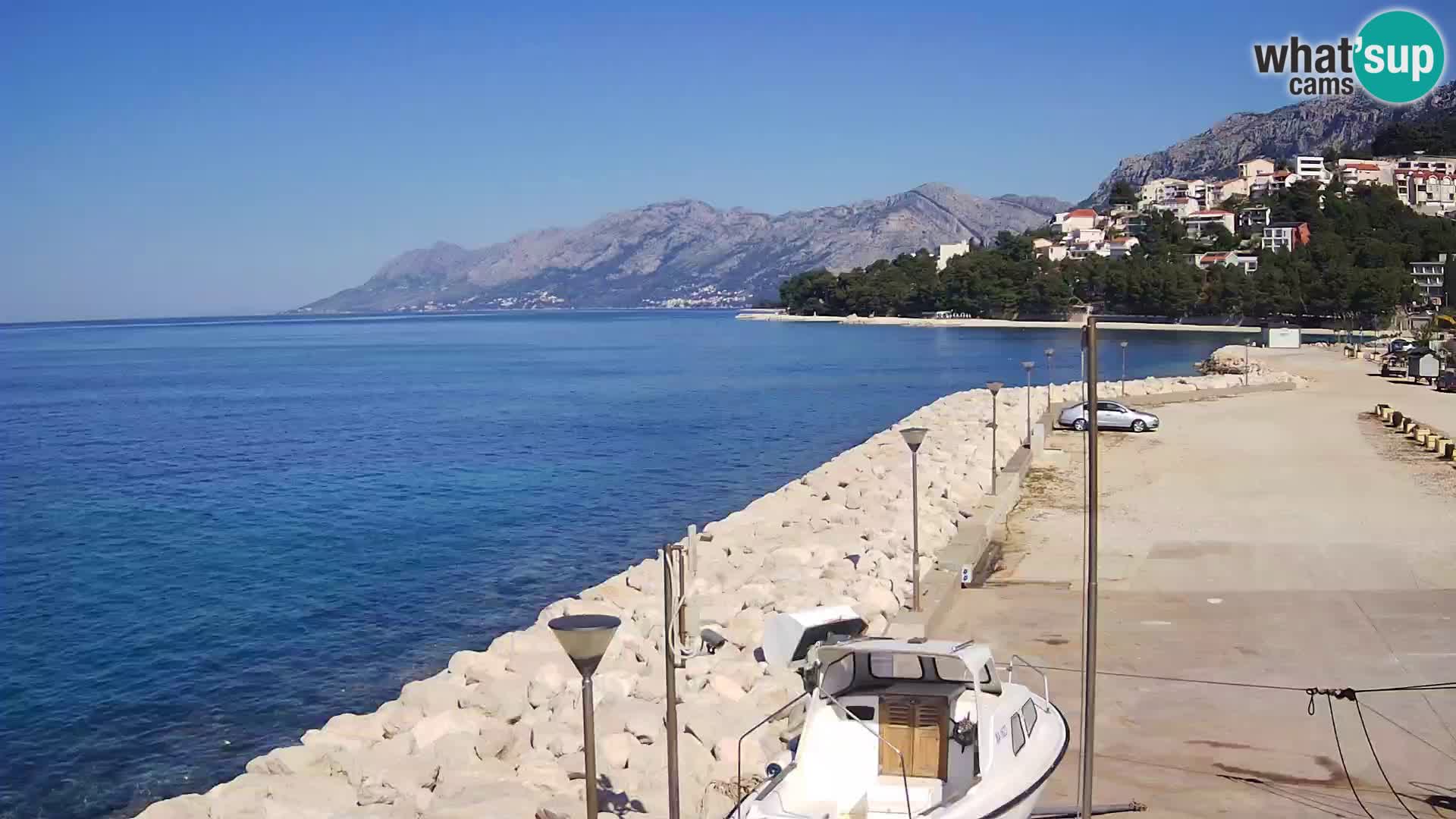 Vue du port de plaisance de la ville et la montagne Biokovo