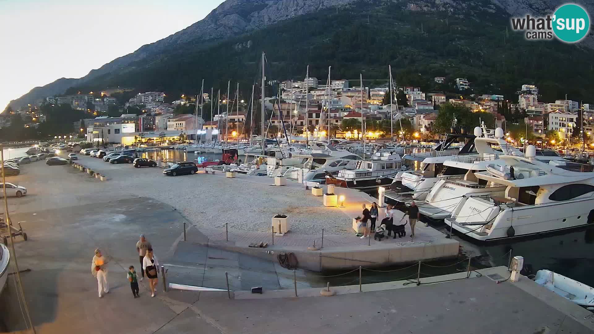 Webcam Basca Voda –  Vista desde el puerto deportivo de la ciudad y la montaña Biokovo
