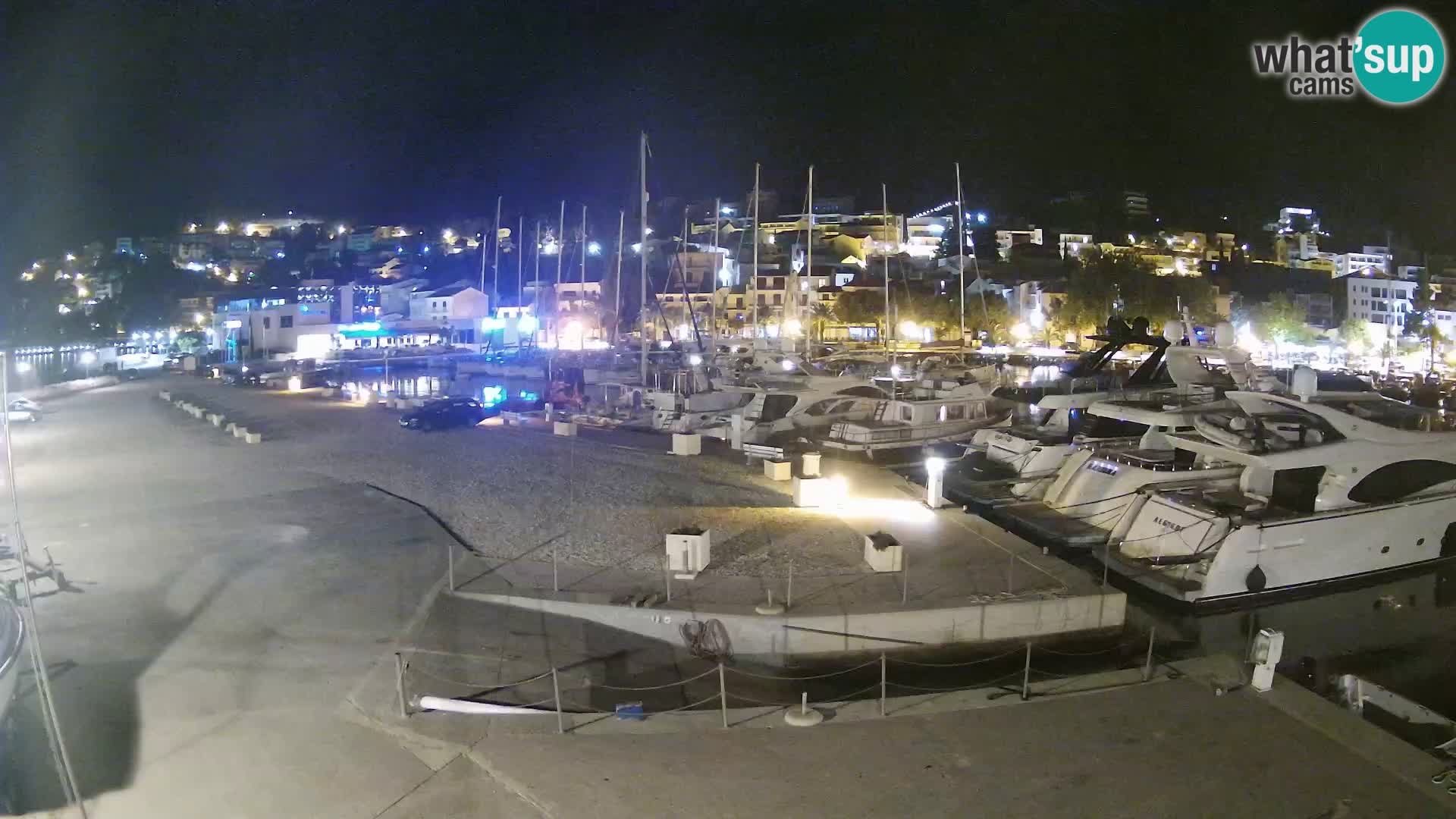 Vue du port de plaisance de la ville et la montagne Biokovo