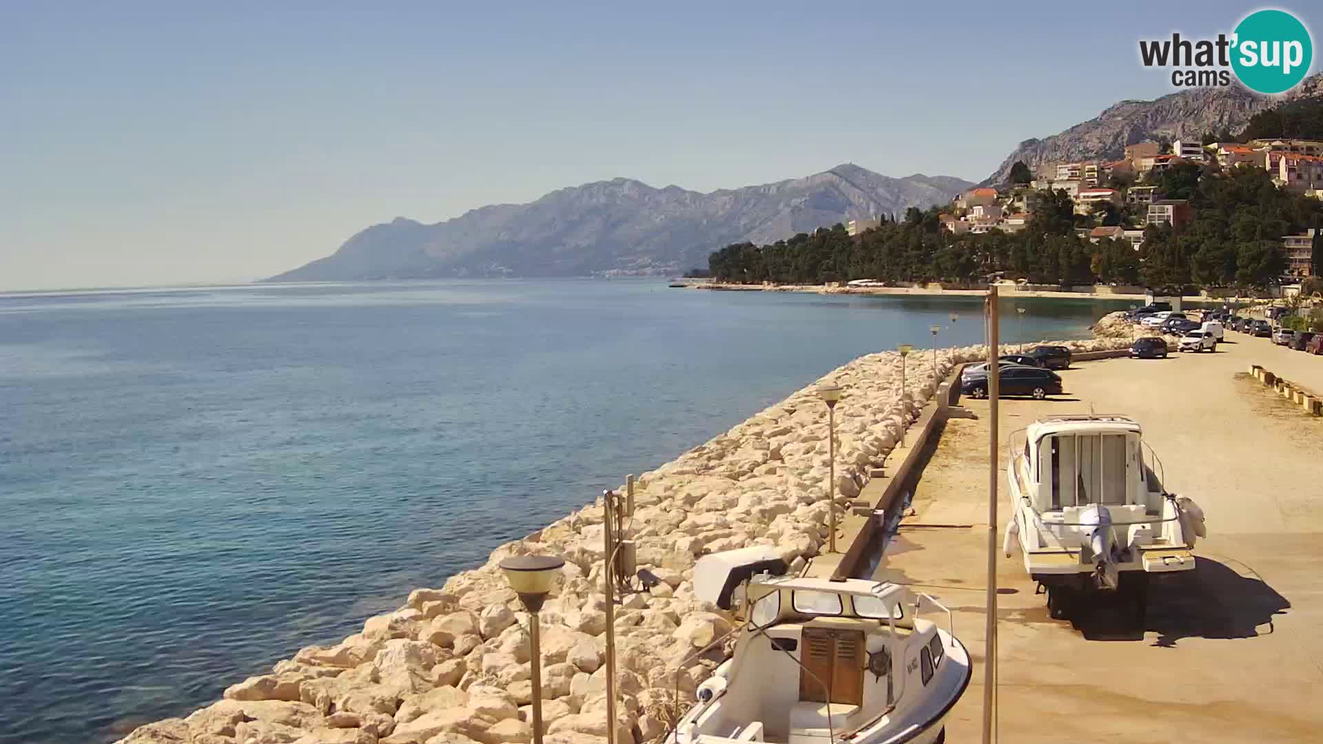 Vue du port de plaisance de la ville et la montagne Biokovo