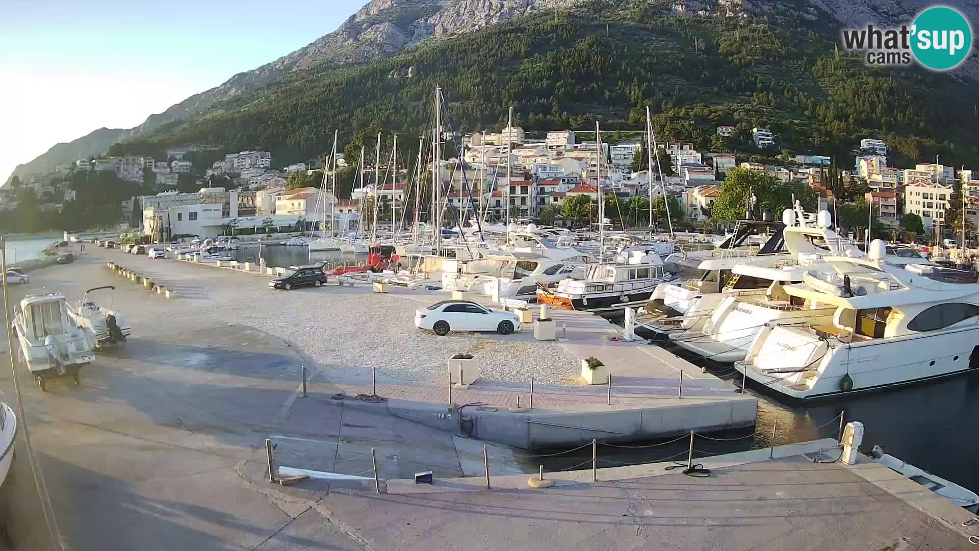 Vue du port de plaisance de la ville et la montagne Biokovo