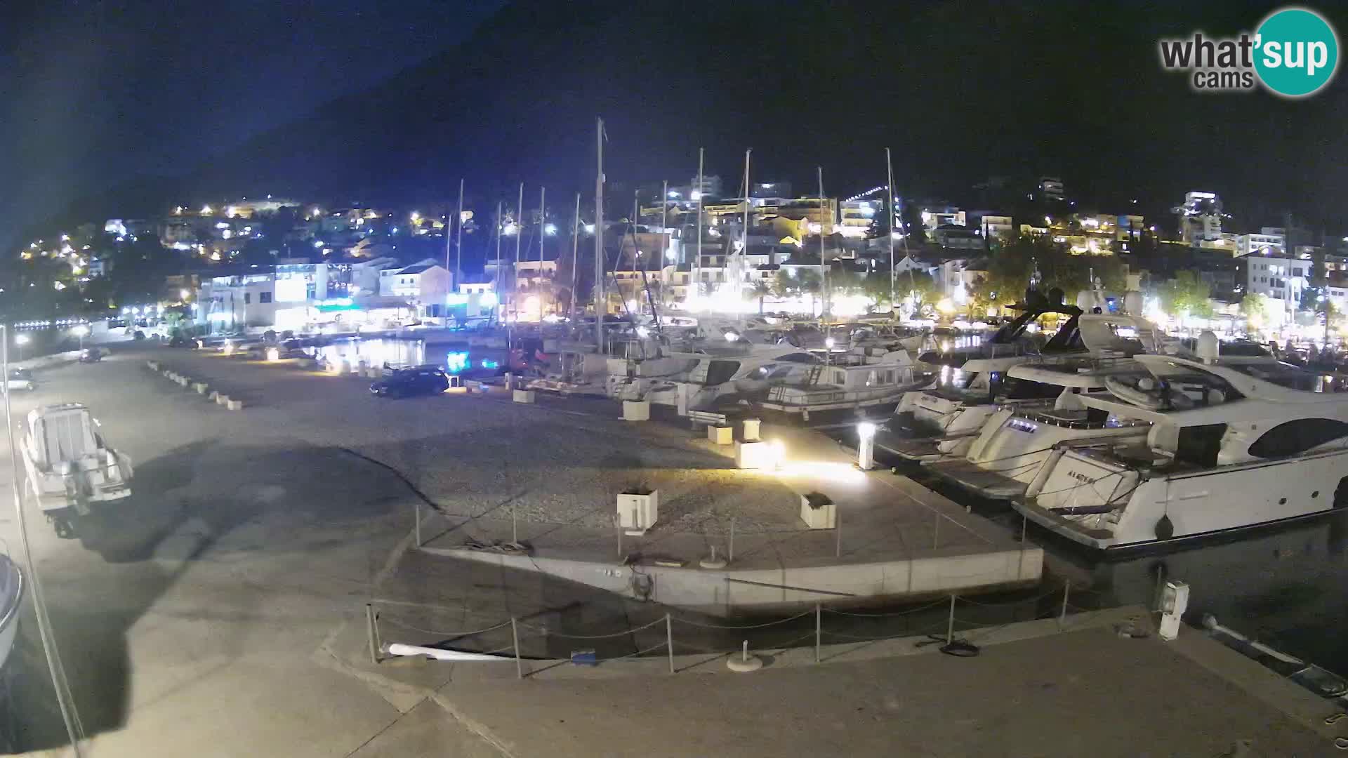Vue du port de plaisance de la ville et la montagne Biokovo