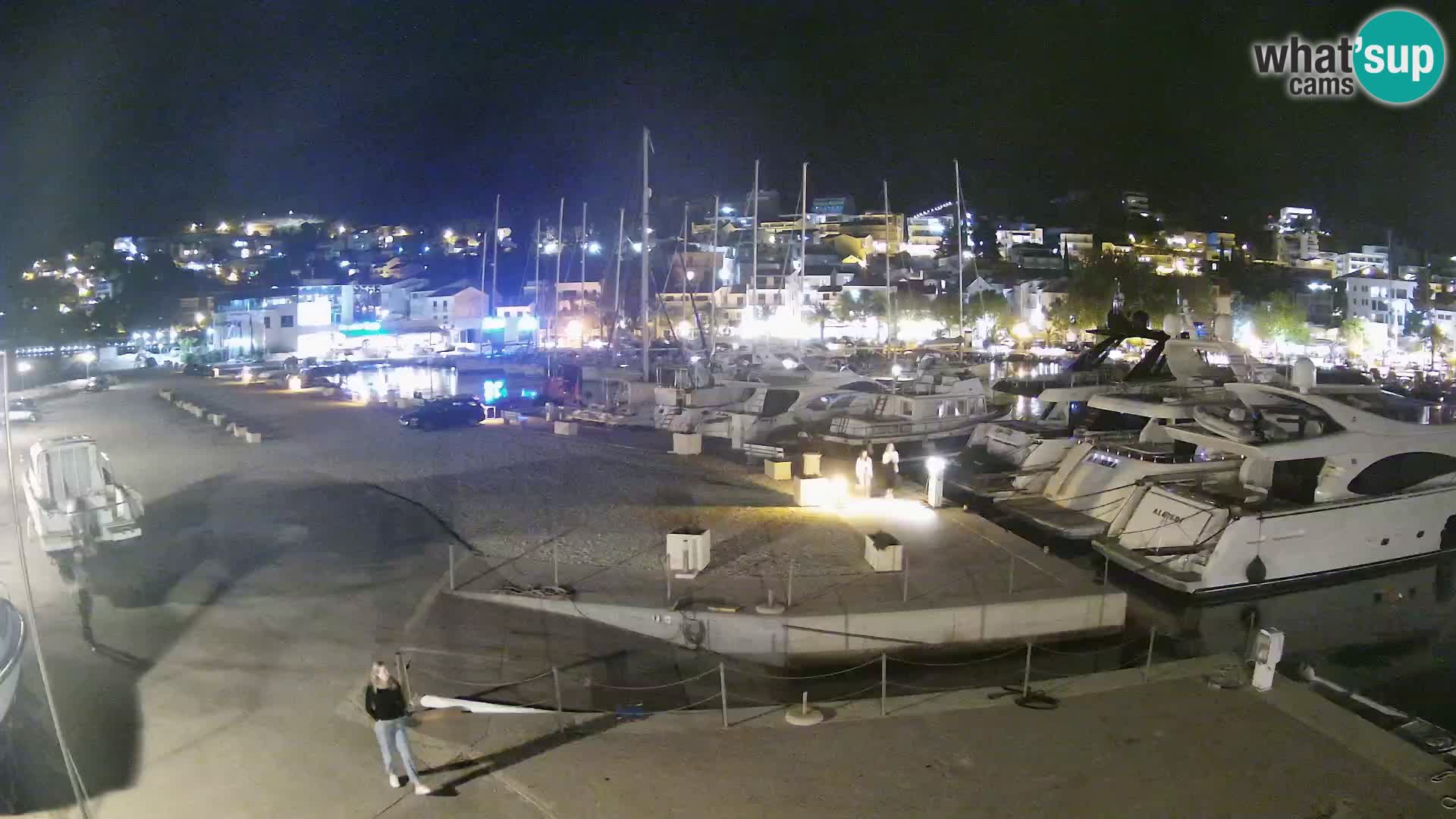 Vue du port de plaisance de la ville et la montagne Biokovo