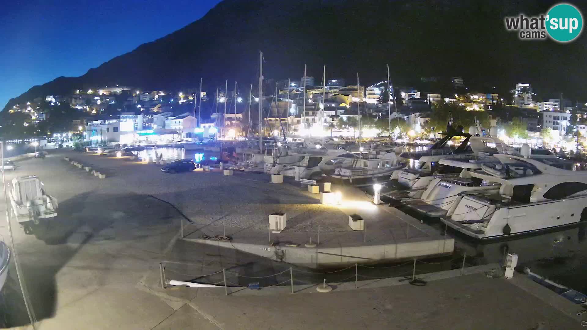 Vue du port de plaisance de la ville et la montagne Biokovo