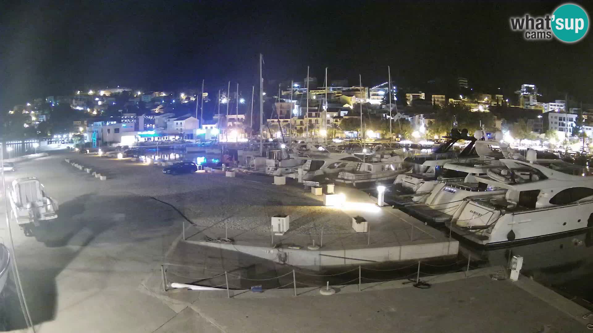 Vue du port de plaisance de la ville et la montagne Biokovo