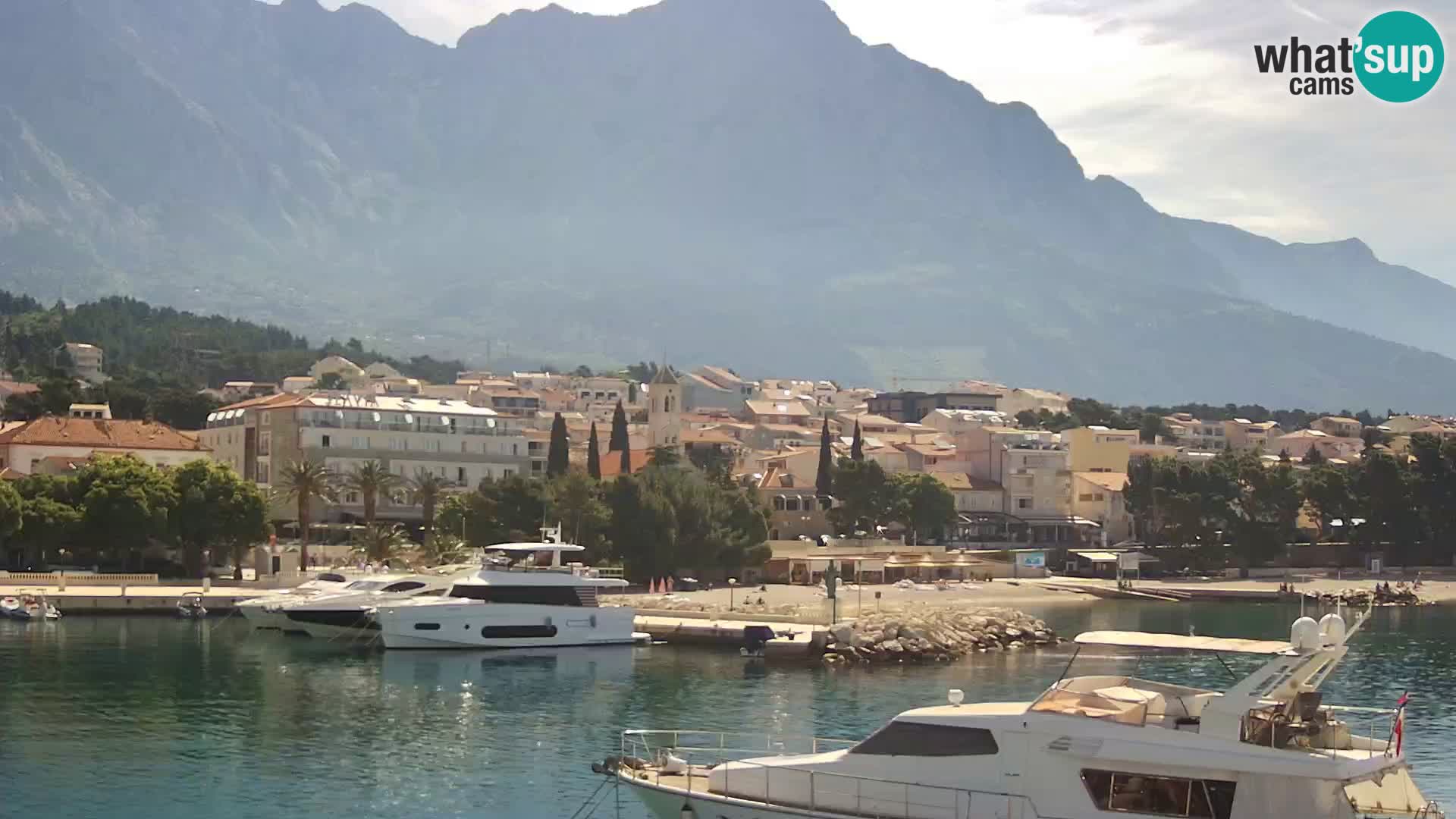 Webcam Basca Voda –  Vista desde el puerto deportivo de la ciudad y la montaña Biokovo