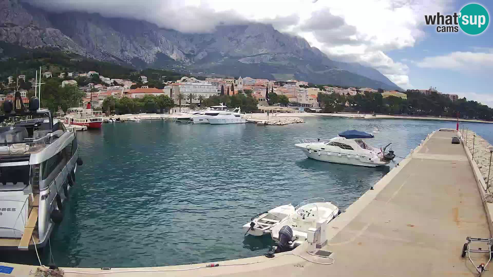 Vue du port de plaisance de la ville et la montagne Biokovo