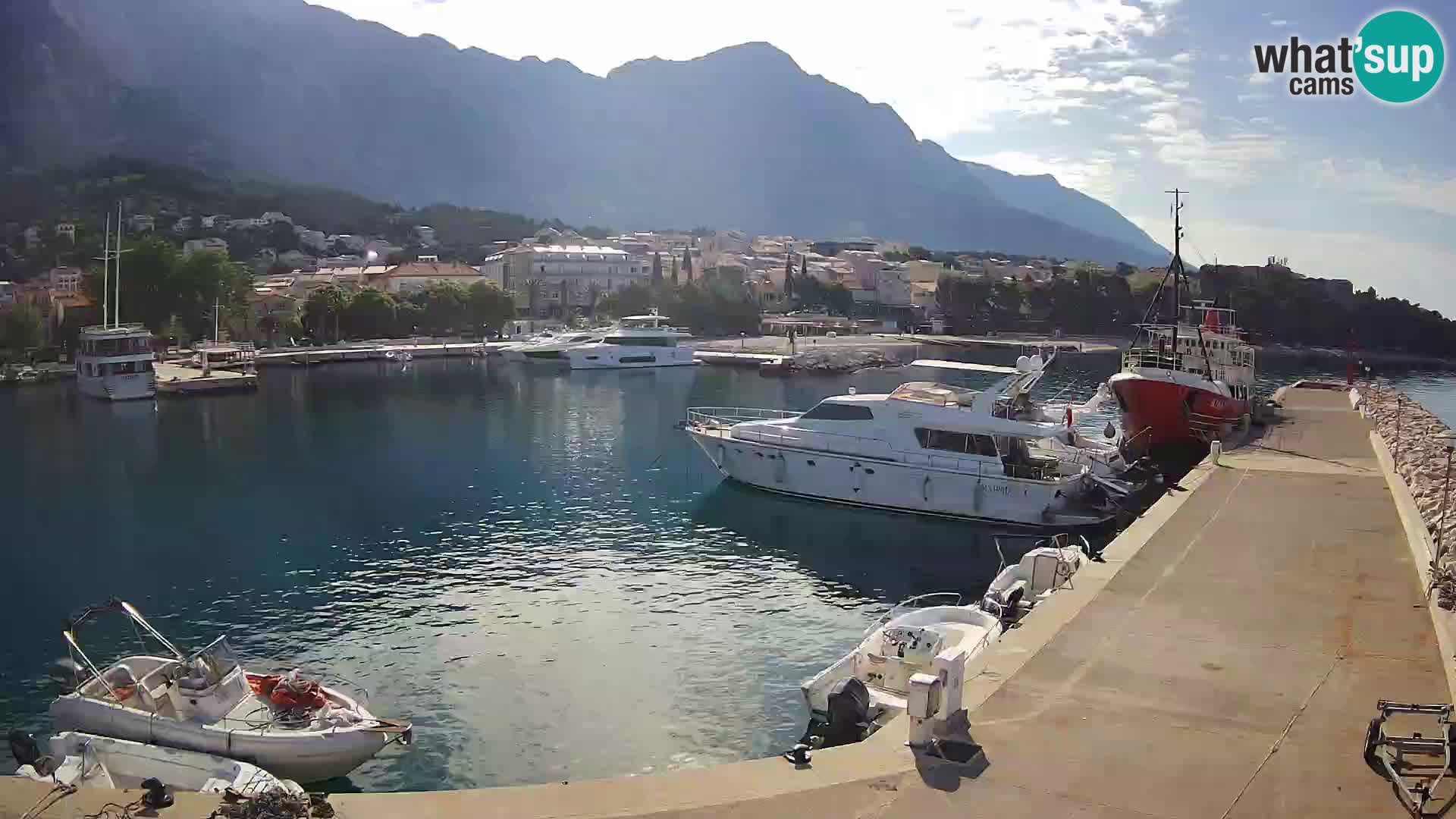 Webcam Basca Voda –  Vista desde el puerto deportivo de la ciudad y la montaña Biokovo
