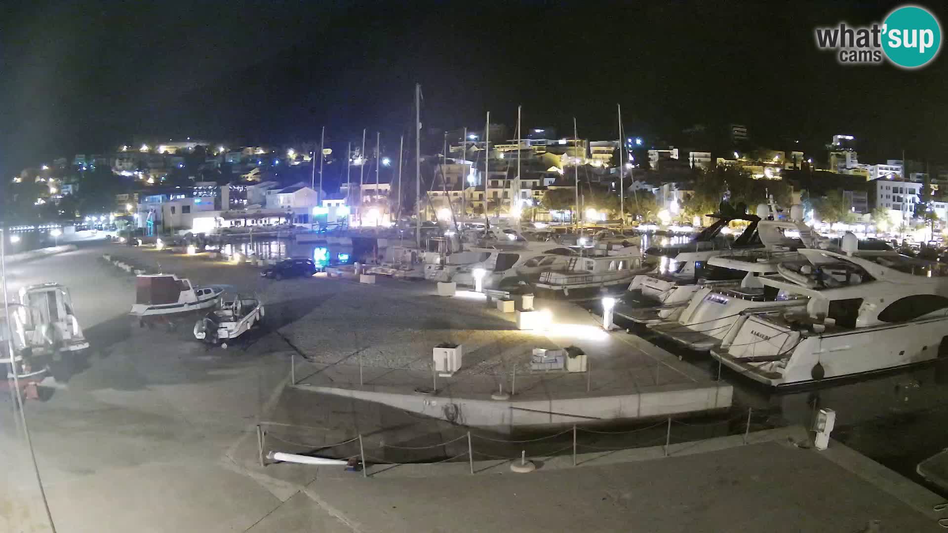 Vue du port de plaisance de la ville et la montagne Biokovo
