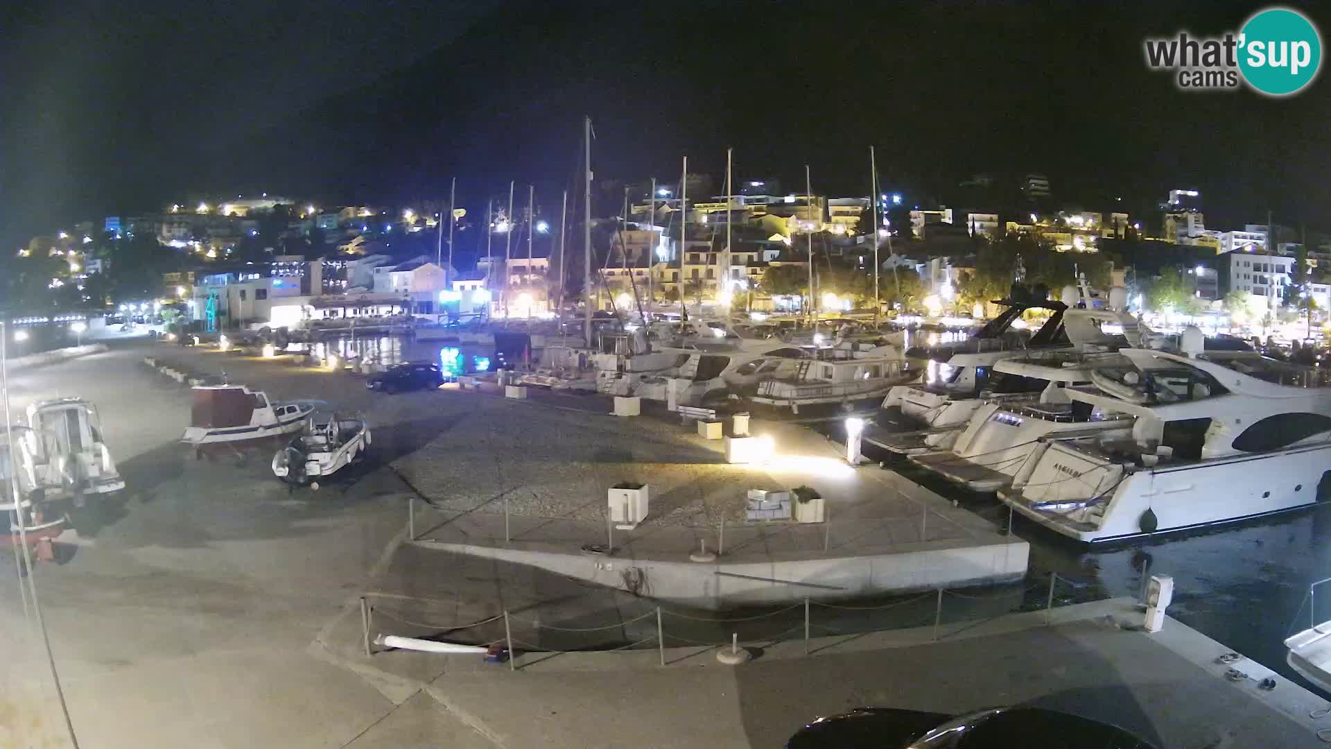 Vue du port de plaisance de la ville et la montagne Biokovo