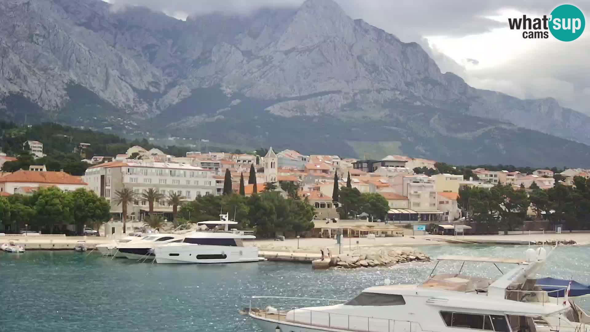 Web Kamera Baška Voda luka – Pogled na grad i masiv Biokovo