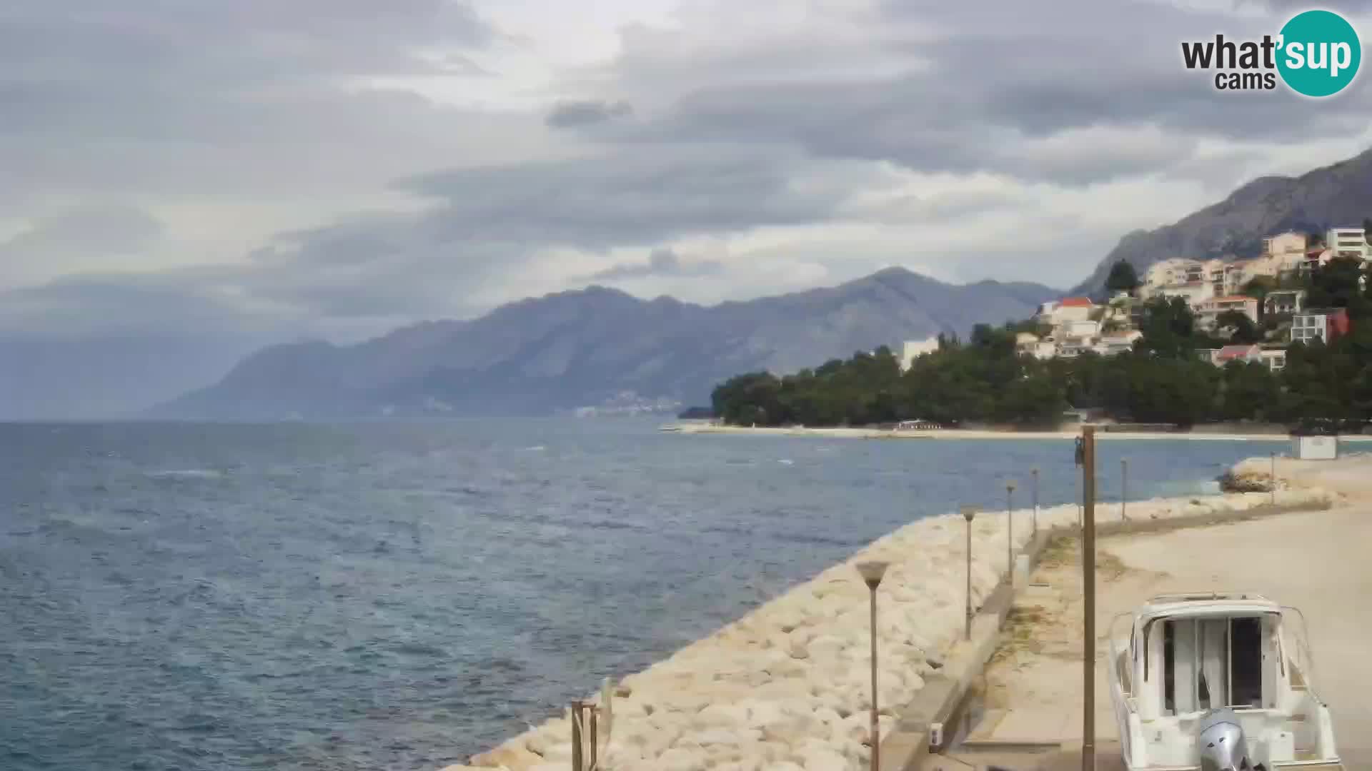 Webcam Basca Voda –  Vista desde el puerto deportivo de la ciudad y la montaña Biokovo