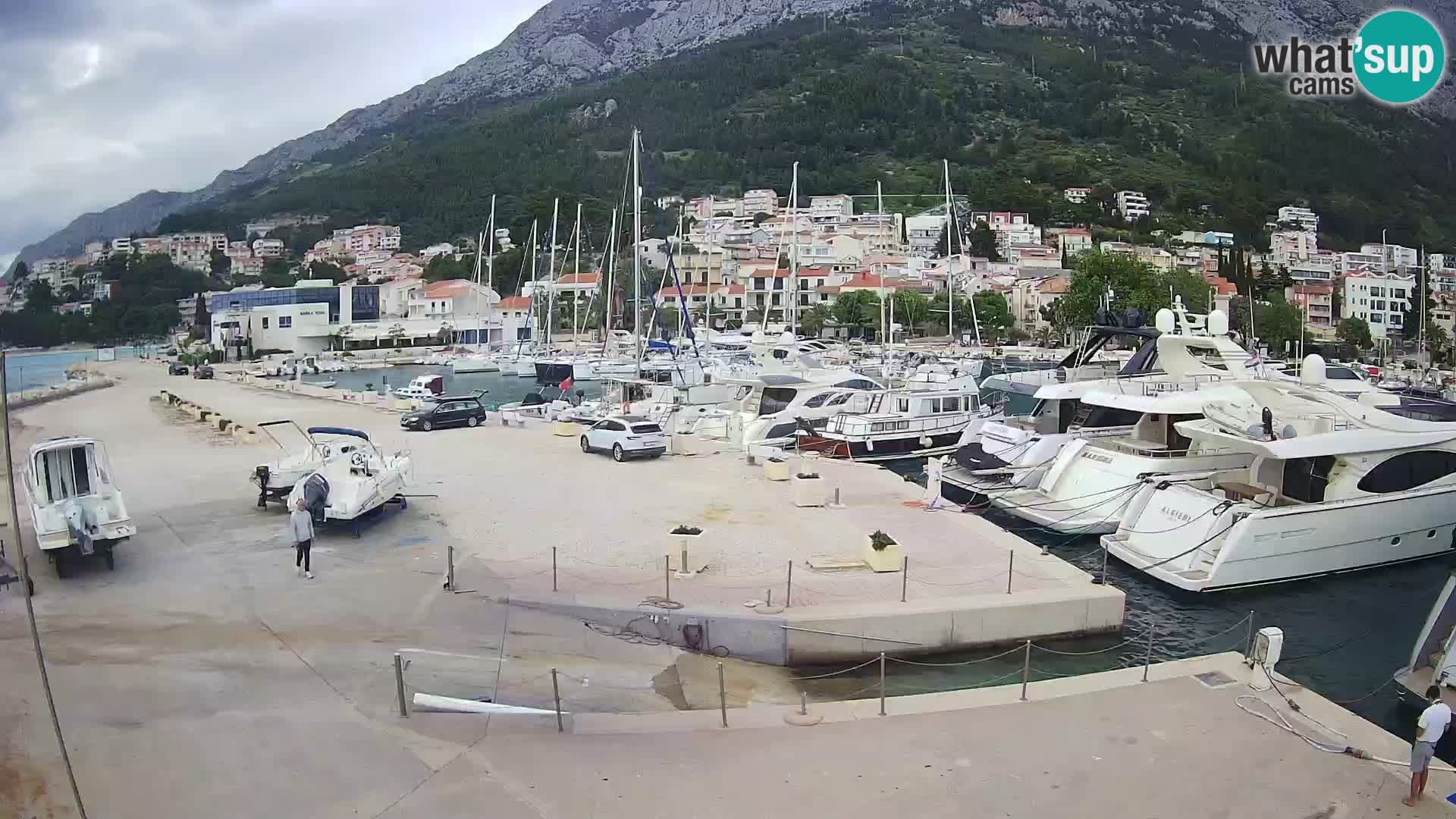 Webcam Basca Voda –  Vista desde el puerto deportivo de la ciudad y la montaña Biokovo