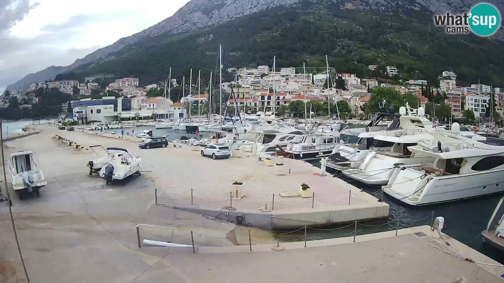 Vue du port de plaisance de la ville et la montagne Biokovo