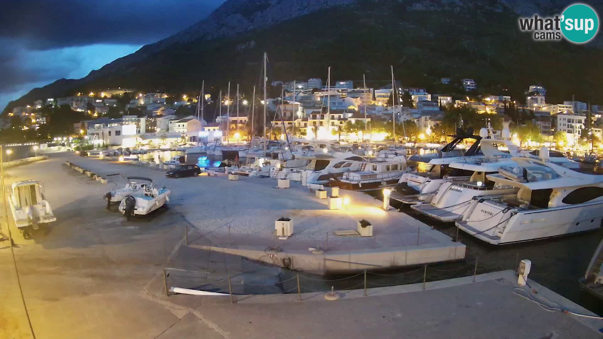 Webcam Basca Voda –  Vista desde el puerto deportivo de la ciudad y la montaña Biokovo