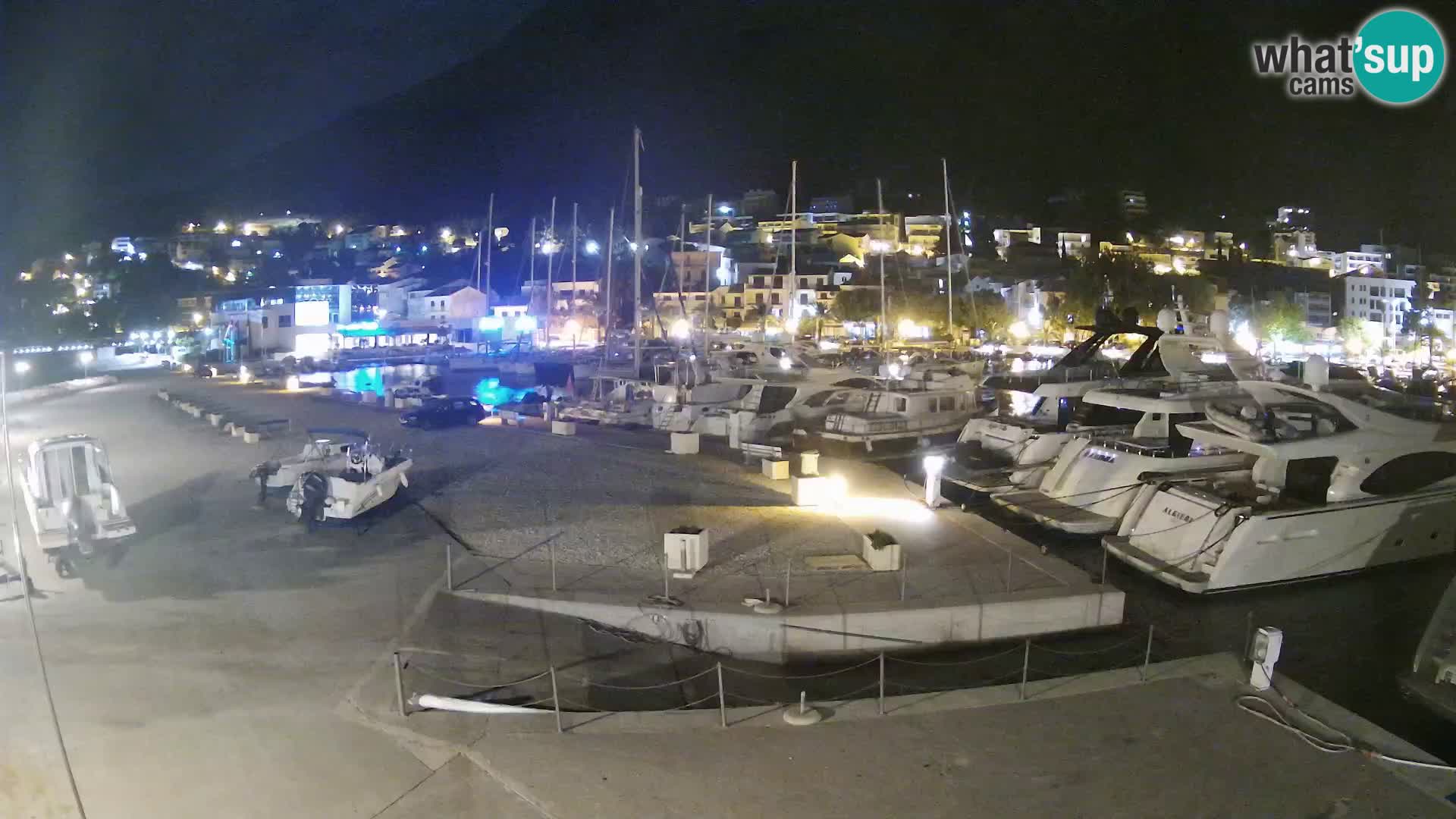 Vue du port de plaisance de la ville et la montagne Biokovo