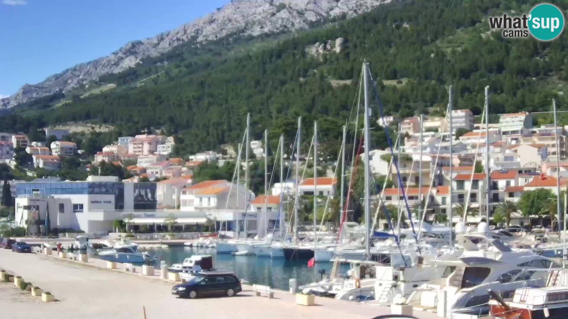 Vue du port de plaisance de la ville et la montagne Biokovo