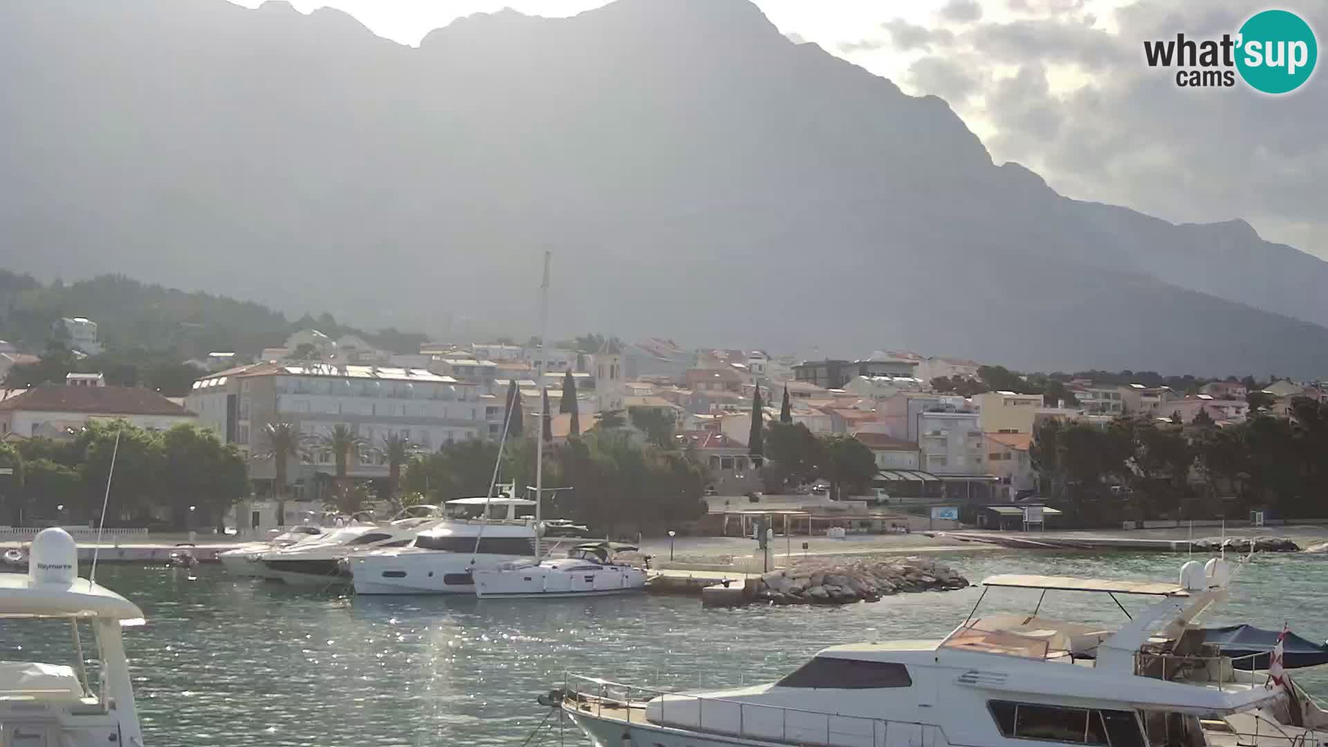 Vue du port de plaisance de la ville et la montagne Biokovo