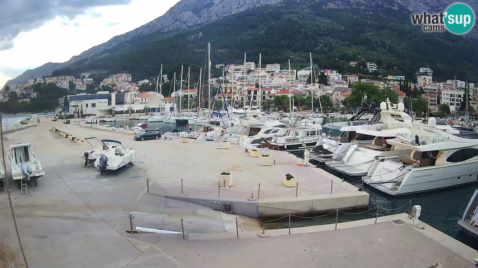 Vue du port de plaisance de la ville et la montagne Biokovo
