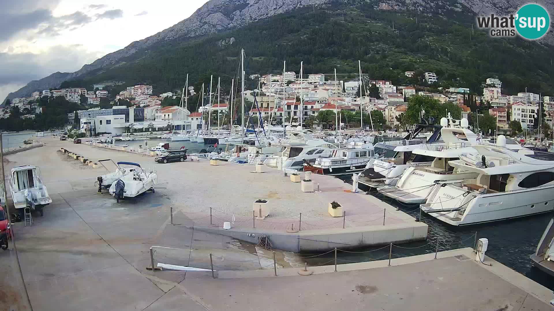 Webcam Basca Voda –  Vista desde el puerto deportivo de la ciudad y la montaña Biokovo