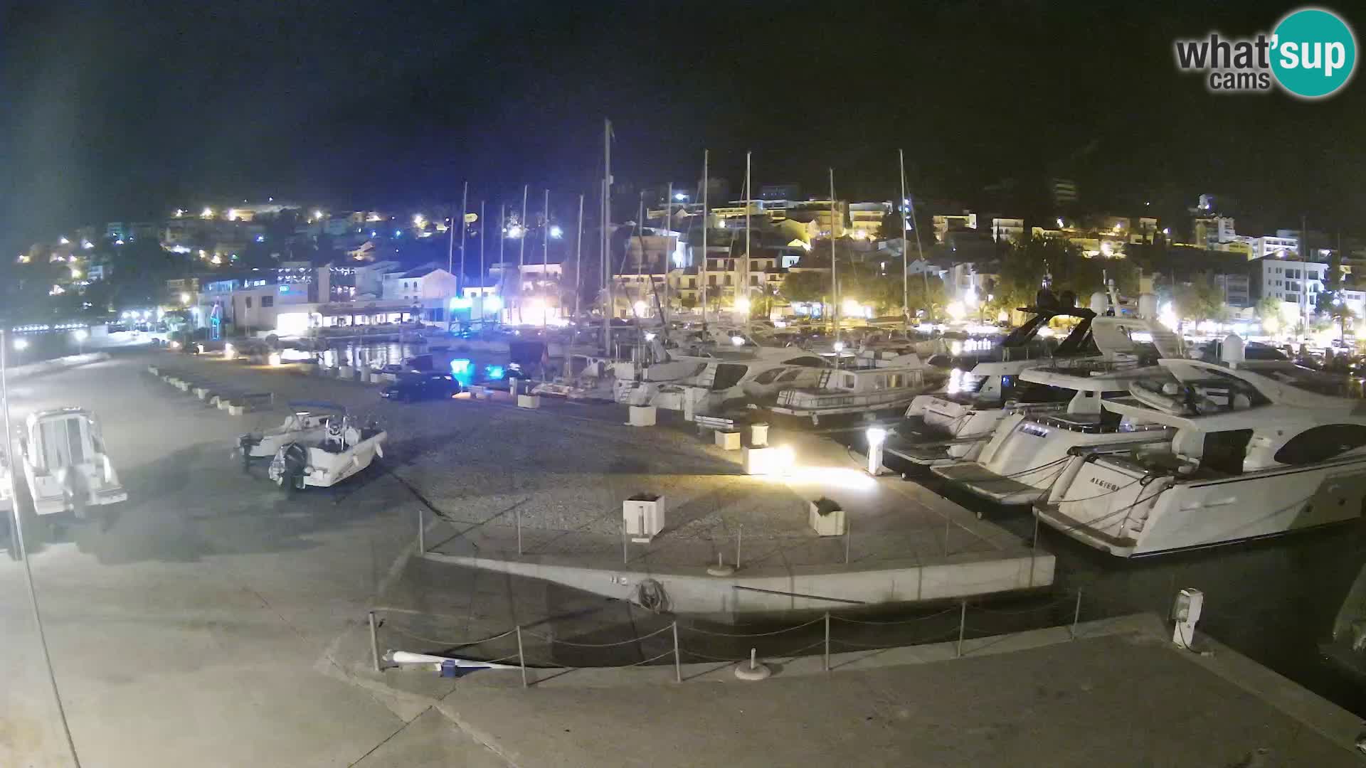 Vue du port de plaisance de la ville et la montagne Biokovo