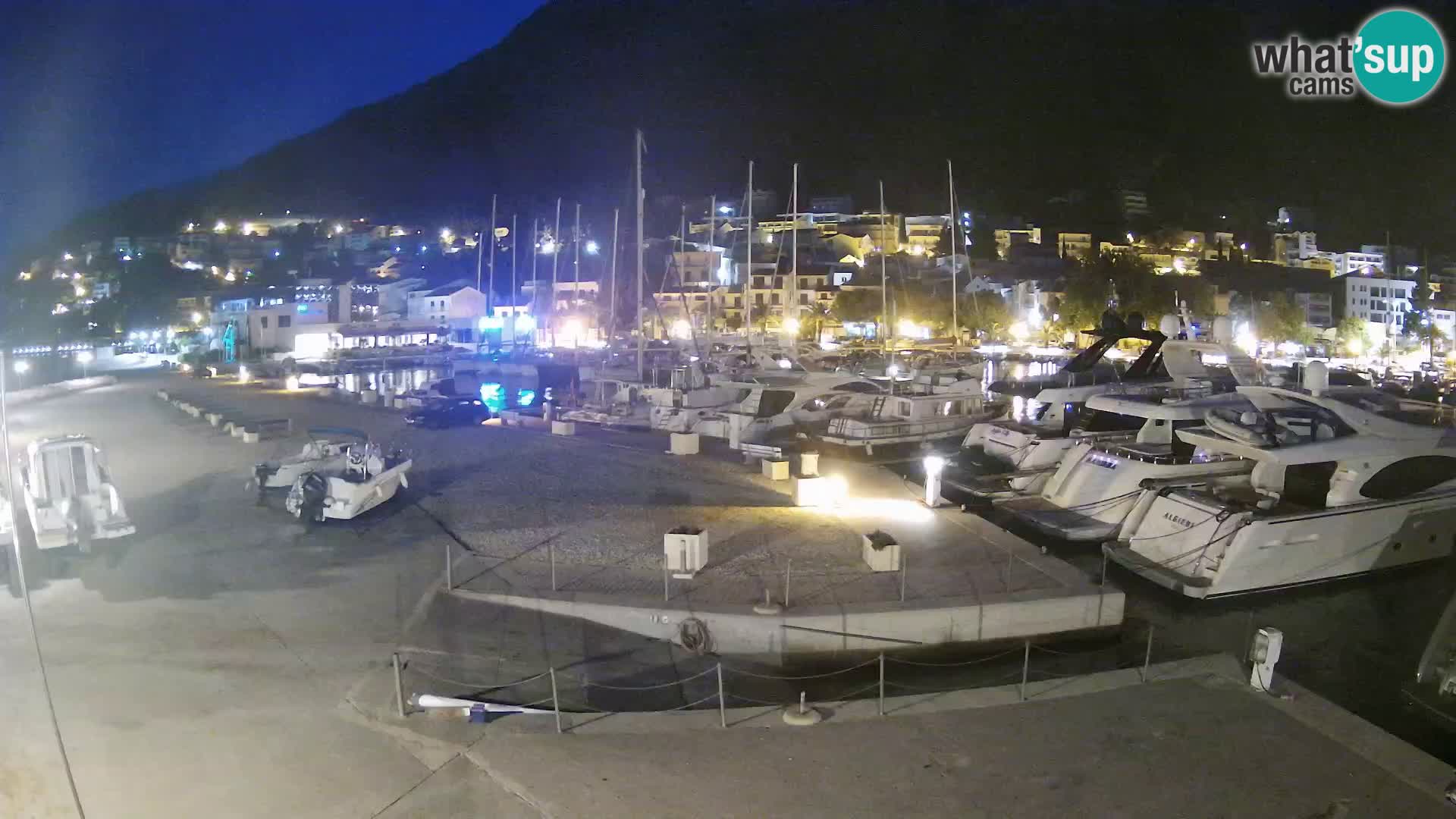 Webcam Basca Voda –  Vista desde el puerto deportivo de la ciudad y la montaña Biokovo