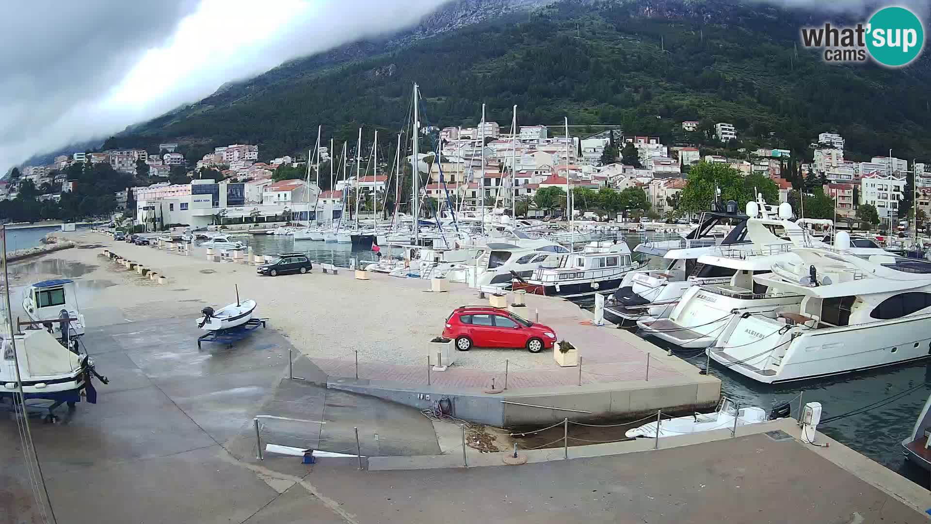 Webcam Basca Voda –  Vista desde el puerto deportivo de la ciudad y la montaña Biokovo