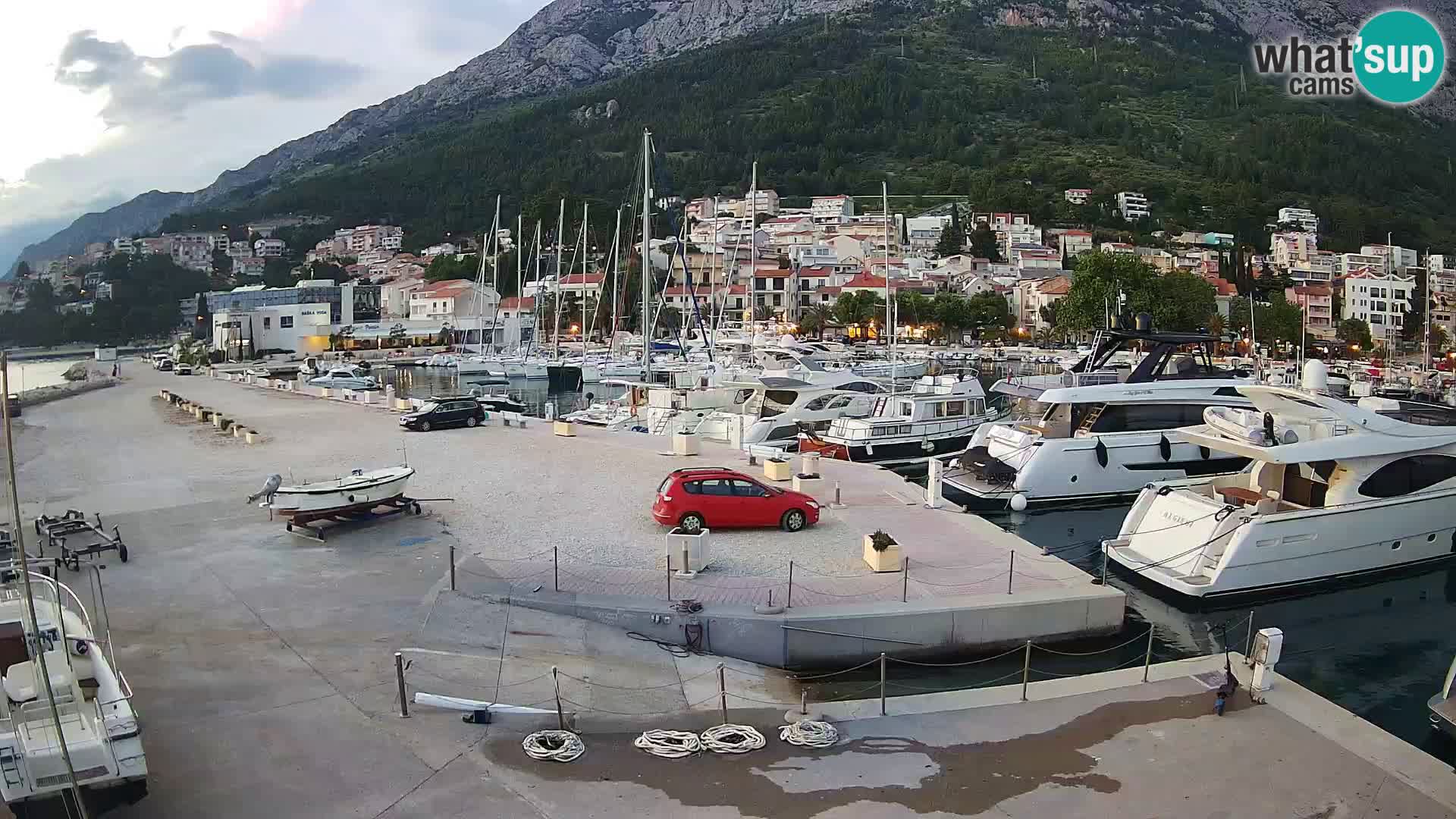Vue du port de plaisance de la ville et la montagne Biokovo