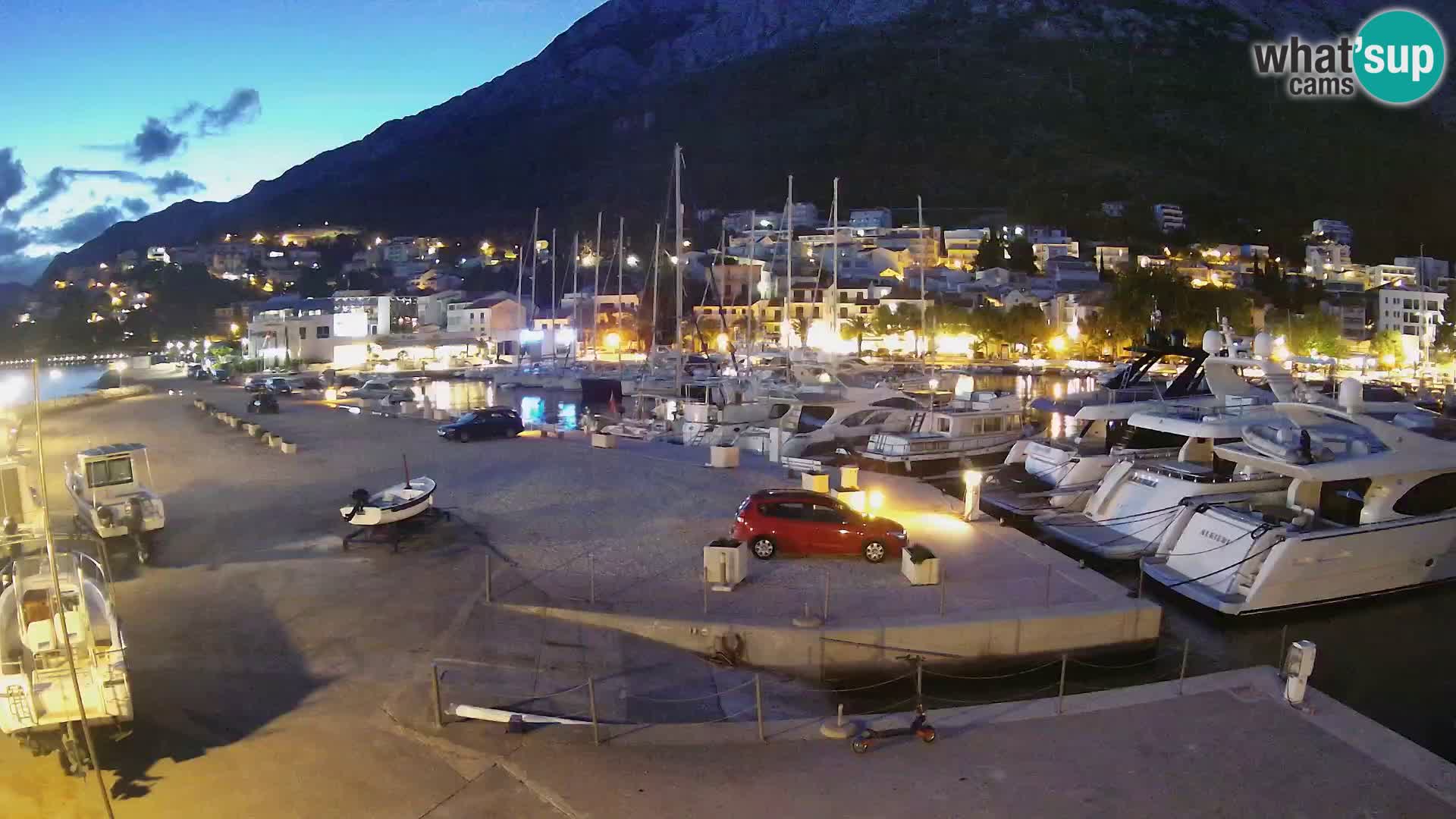 Webcam Basca Voda –  Vista desde el puerto deportivo de la ciudad y la montaña Biokovo