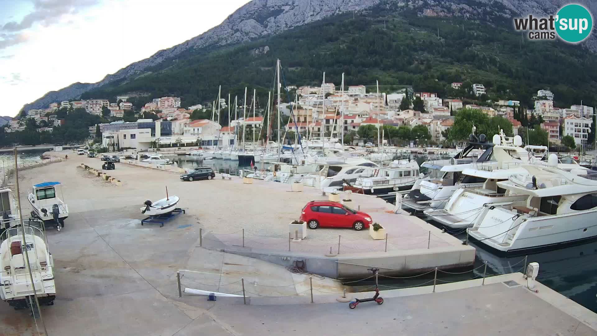Vue du port de plaisance de la ville et la montagne Biokovo