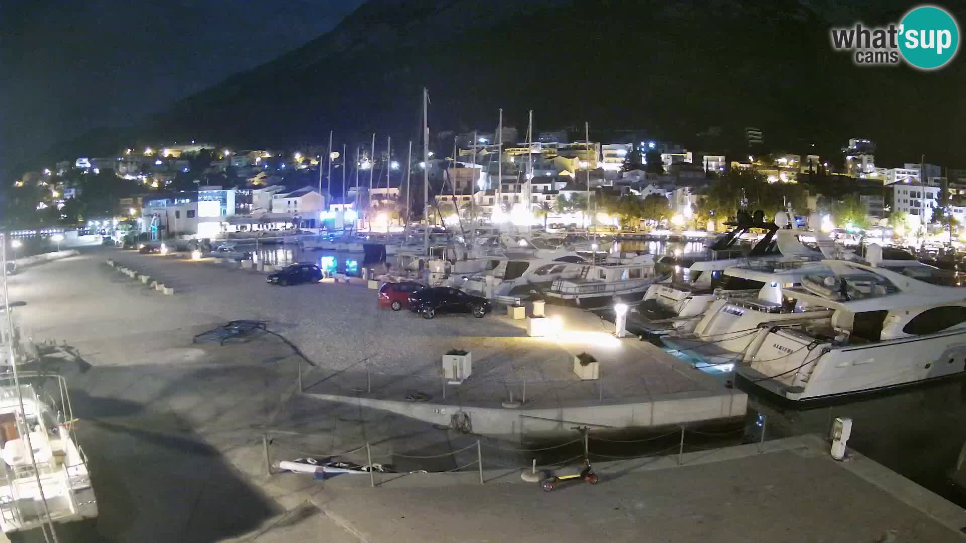Vue du port de plaisance de la ville et la montagne Biokovo