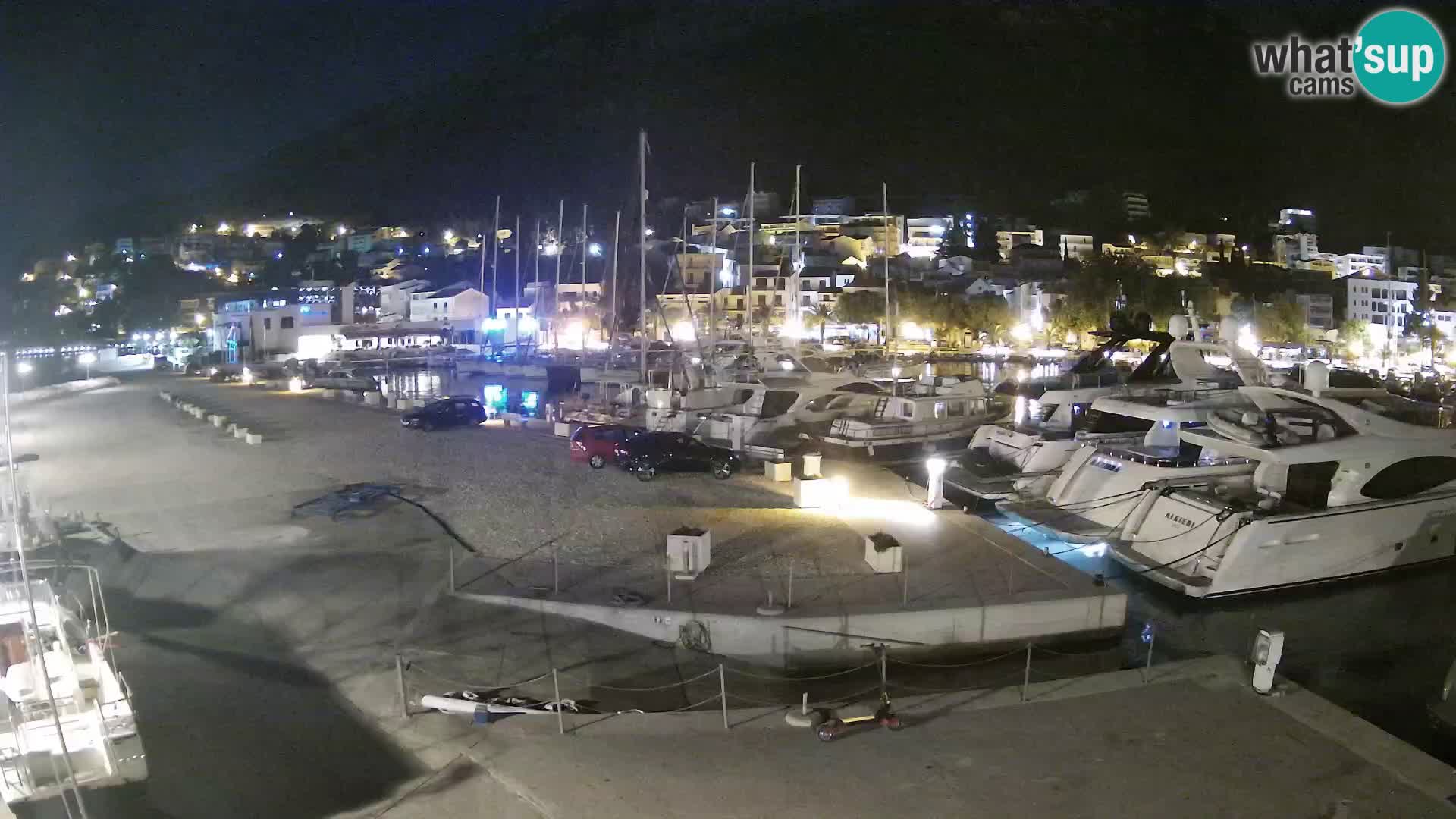 Vue du port de plaisance de la ville et la montagne Biokovo