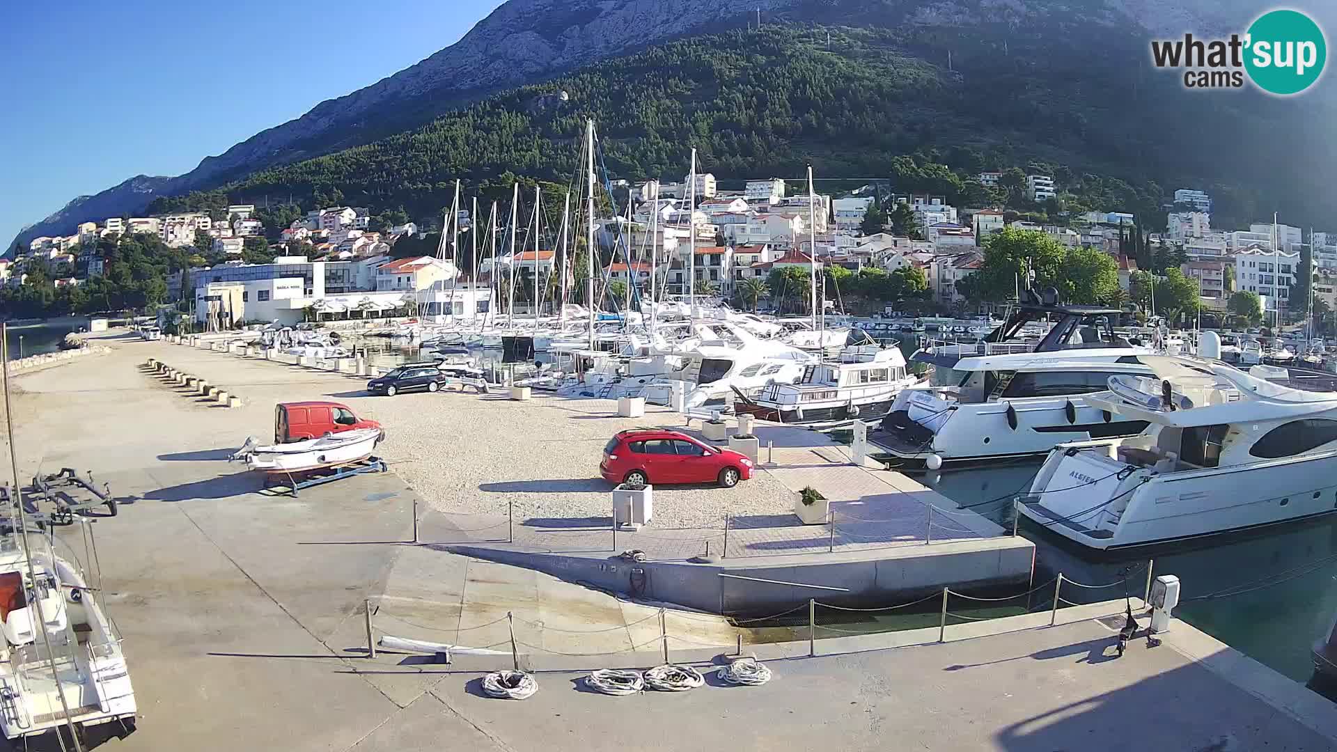 Webcam Basca Voda –  Vista desde el puerto deportivo de la ciudad y la montaña Biokovo