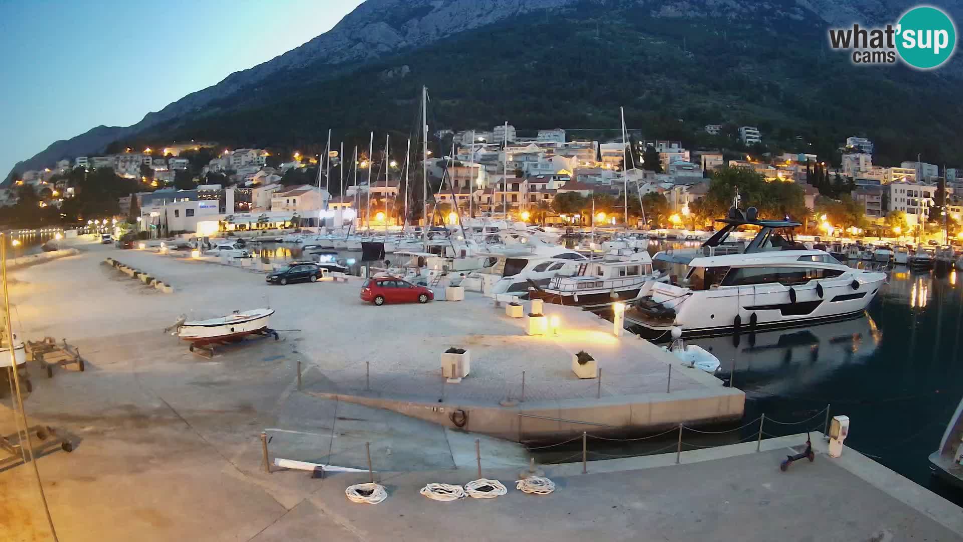 Vue du port de plaisance de la ville et la montagne Biokovo