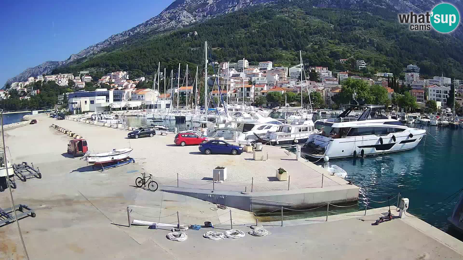 Webcam Basca Voda –  Vista desde el puerto deportivo de la ciudad y la montaña Biokovo