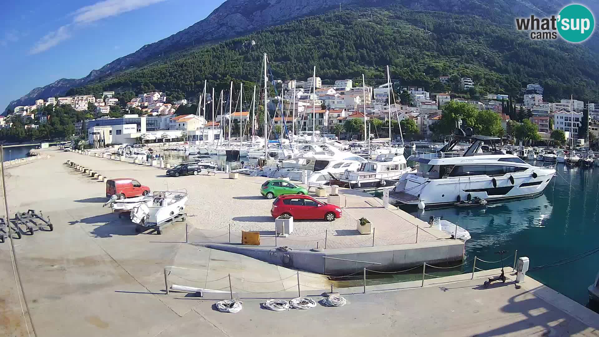 Vue du port de plaisance de la ville et la montagne Biokovo