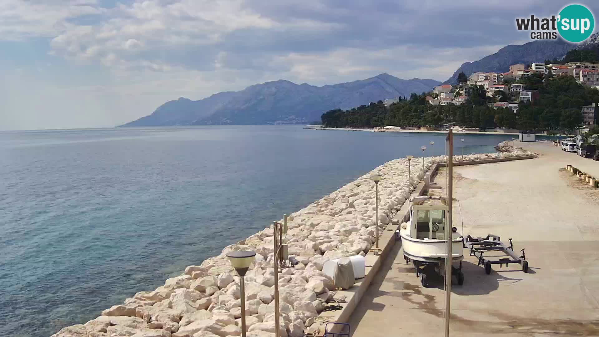 Webcam Basca Voda –  Vista desde el puerto deportivo de la ciudad y la montaña Biokovo