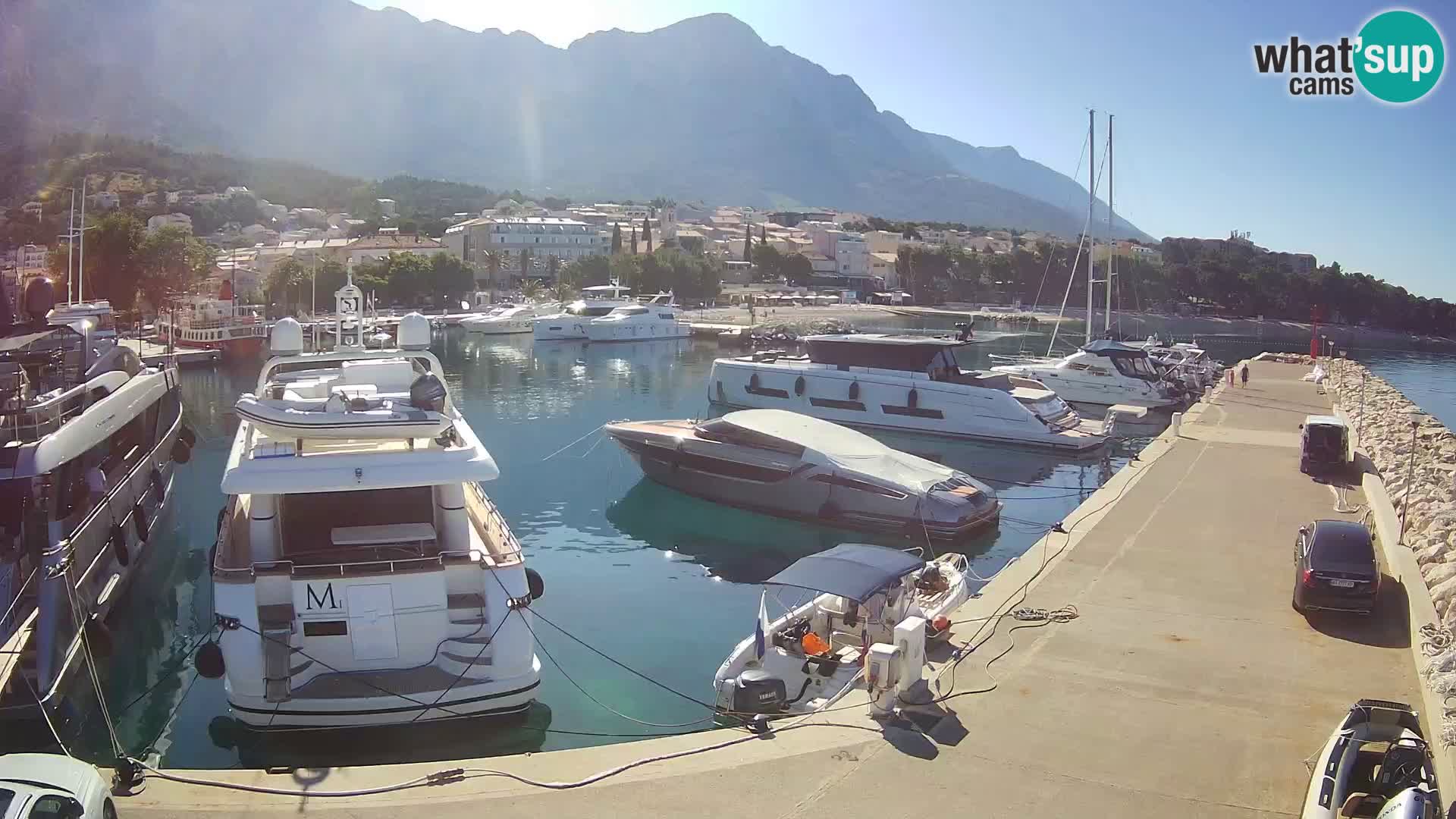 Webcam Basca Voda –  Vista desde el puerto deportivo de la ciudad y la montaña Biokovo