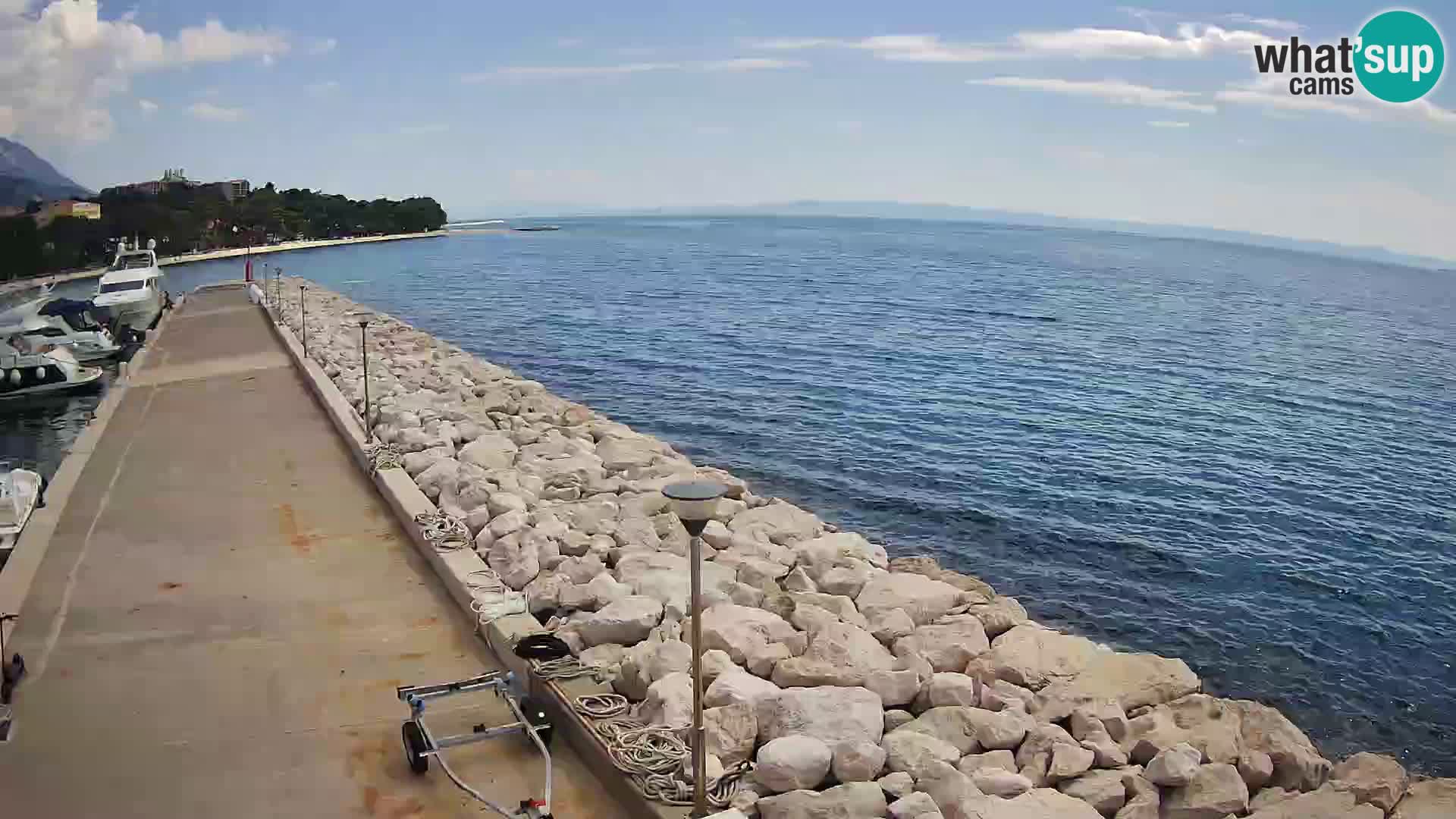 Webcam Basca Voda –  Vista desde el puerto deportivo de la ciudad y la montaña Biokovo