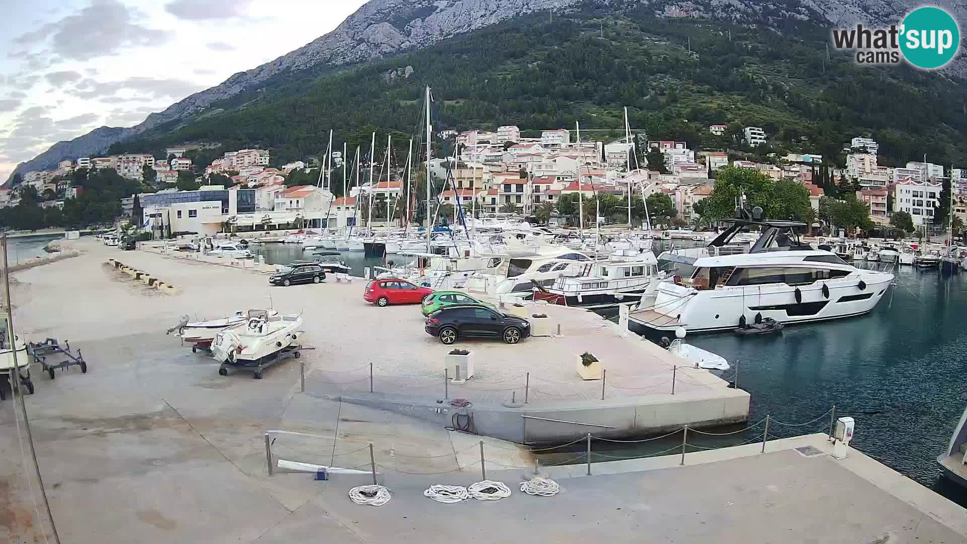 Web Kamera Baška Voda luka – Pogled na grad i masiv Biokovo