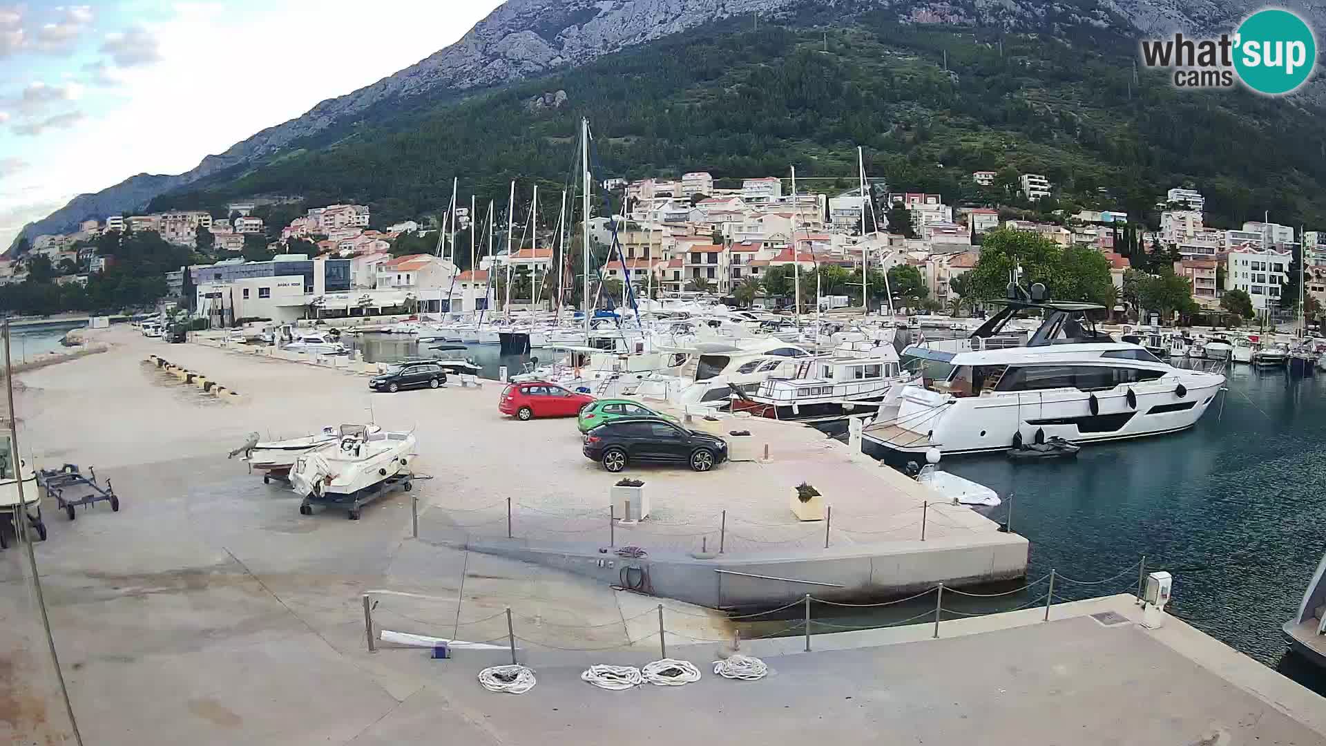 Web Kamera Baška Voda luka – Pogled na grad i masiv Biokovo