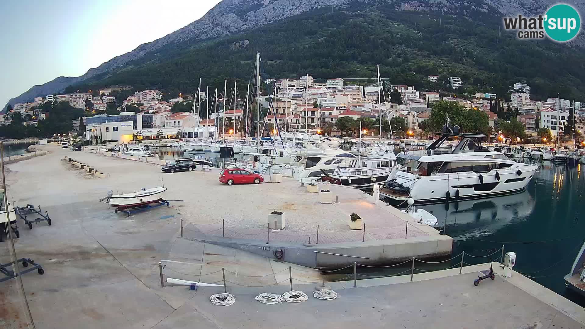 Webcam Basca Voda –  Vista desde el puerto deportivo de la ciudad y la montaña Biokovo