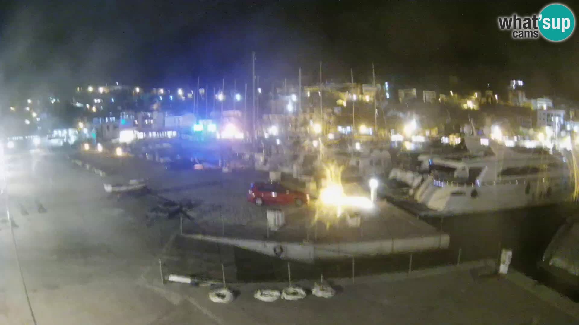 Vue du port de plaisance de la ville et la montagne Biokovo