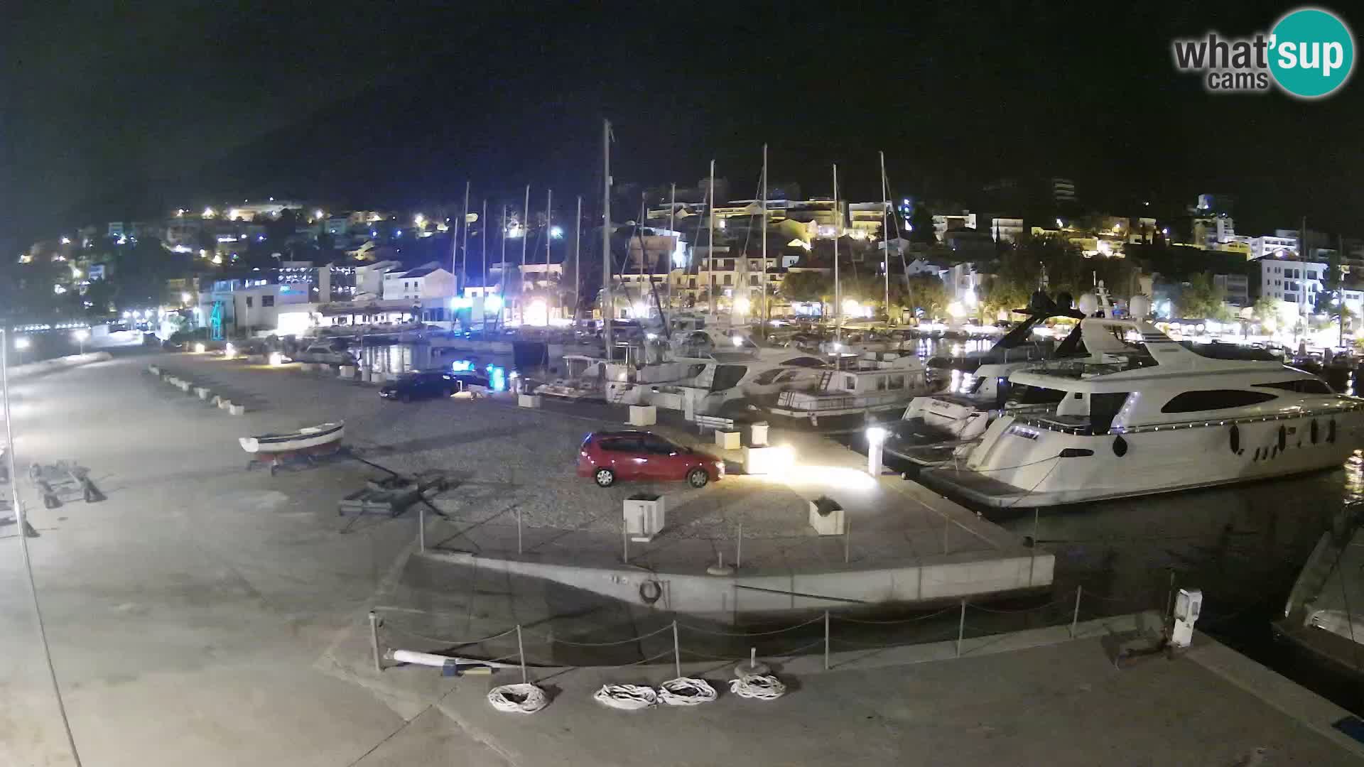Vue du port de plaisance de la ville et la montagne Biokovo