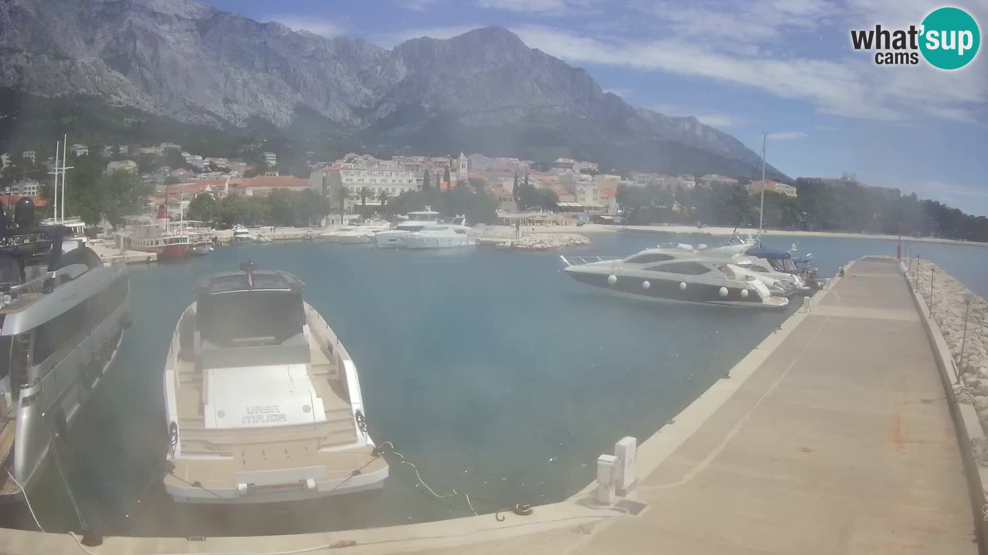 Vue du port de plaisance de la ville et la montagne Biokovo