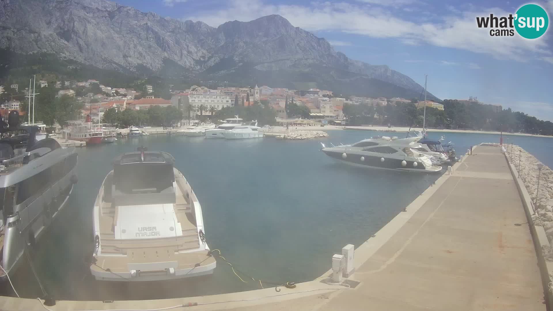 Web Kamera Baška Voda luka – Pogled na grad i masiv Biokovo